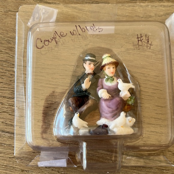 O’Well’s Christmas Village Accessory Resin Figurine - couple with Birds - Picture 7 of 8